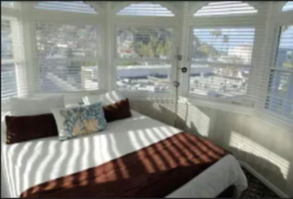 Glenmore Plaza Hotel Avalon Dış mekan fotoğraf